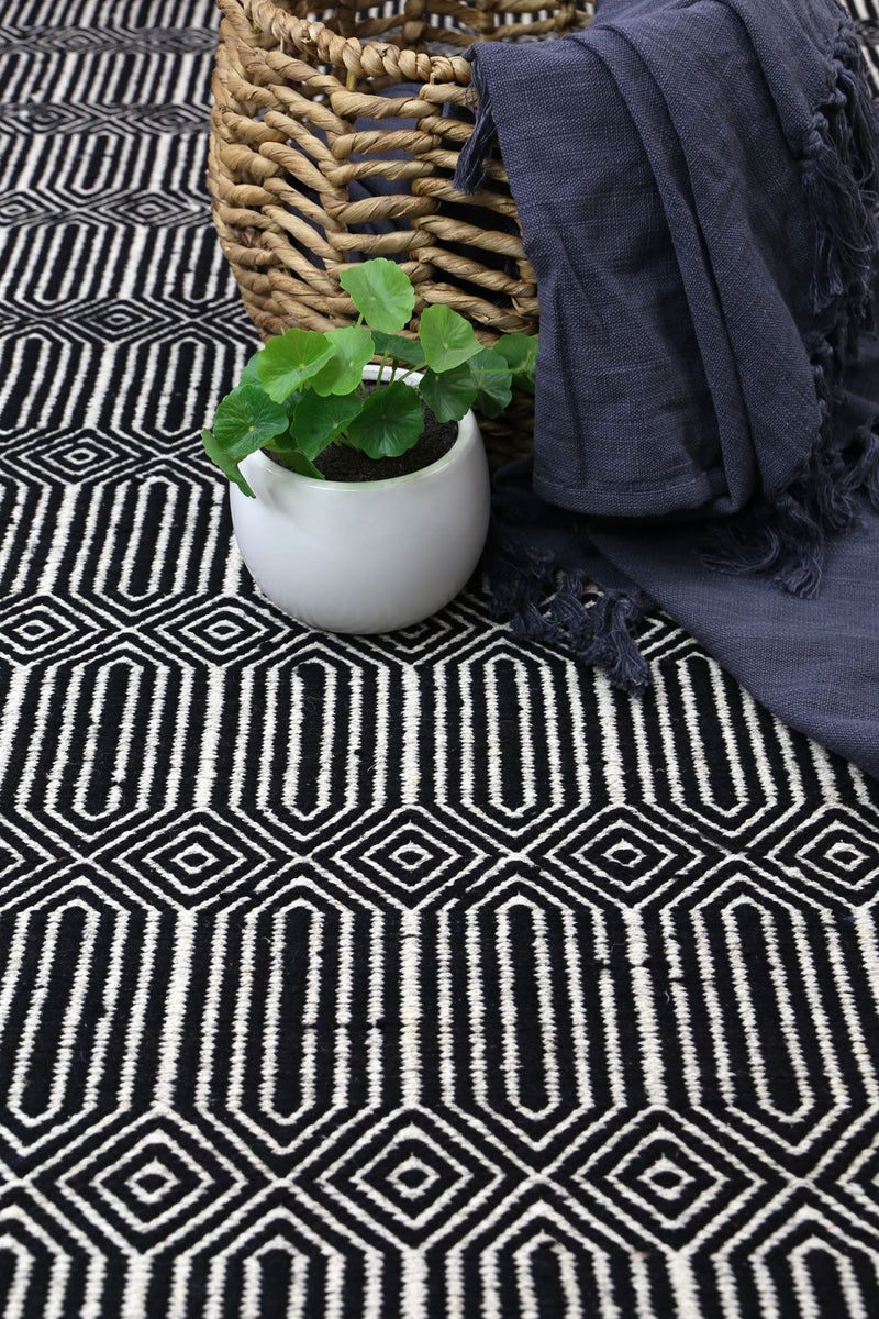 Natura Wool Black Line Rug 120x170 cm